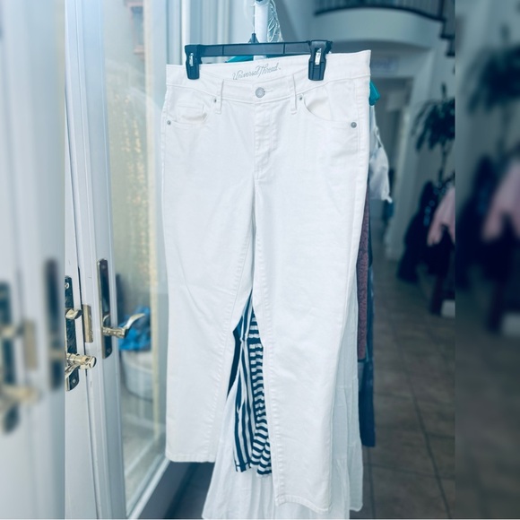 CLEARANCE Summer White Jeans - Picture 1 of 4